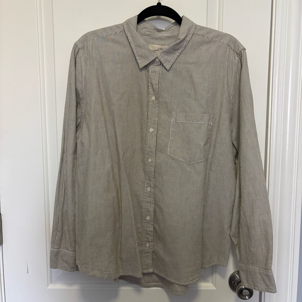 NWT Universal Thread Button Down Shirt